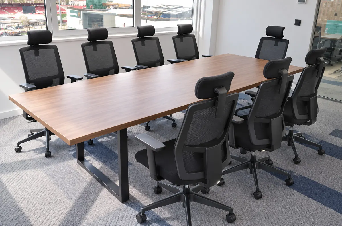 Više Telko ergonomskih stolica oko konferencijskog stola u kancelariji